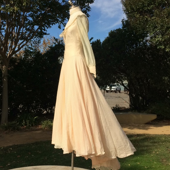 Vintage 1970’s Peaches & Cream Wedding Gown XS - Picture 2 of 16